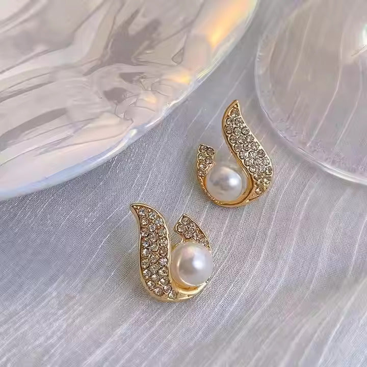 Elegant Teardrop Stud Pearl Earrings-4